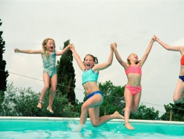  在泳池里一起跳 